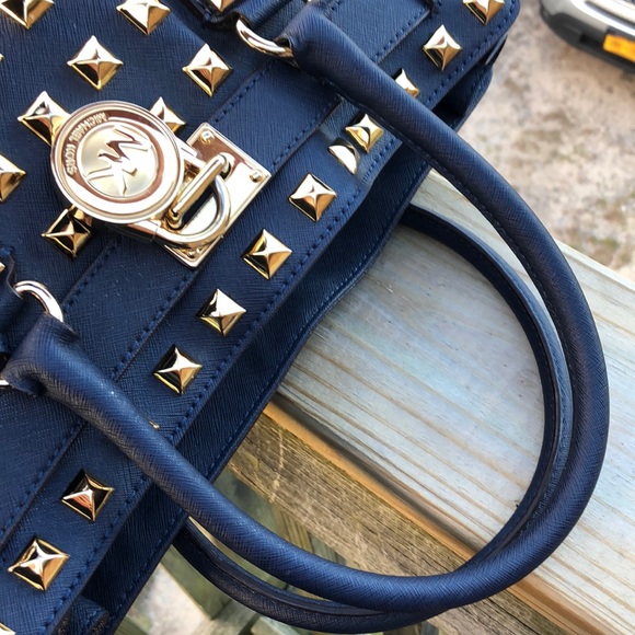 😍STUNNING 😍! Limited Edition Pyramid Stud Set 😍 - Picture 8 of 8